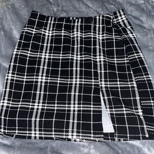 Trendy plaid skirt! Colors: Black/white Brand:SHEIN Size:XS Only worn once